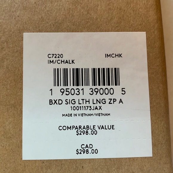 🎉Host Pick🎉 NWT White Embossed Coach Wallet  / Wristlet in White with Bo… - Picture 15 of 15